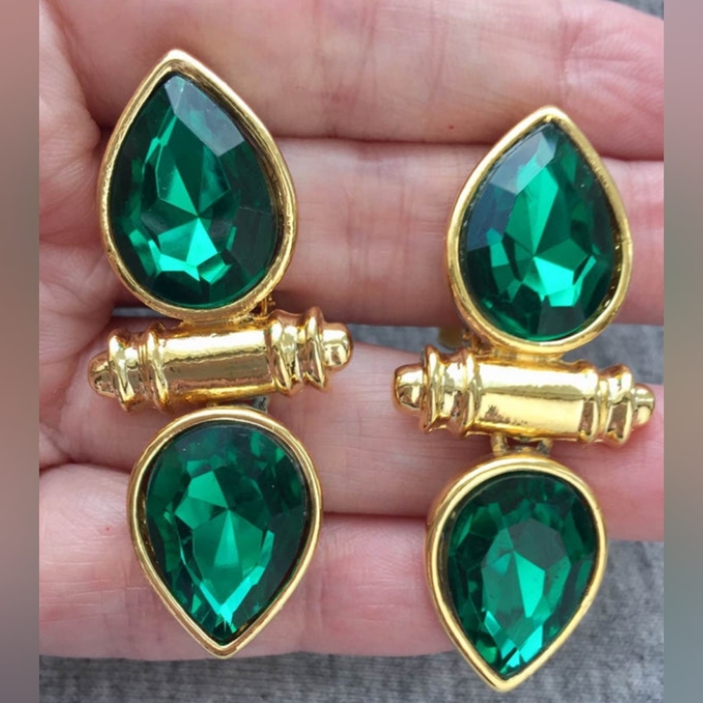 Vintage Green Crystal rhinestone teardrop earrings clip on with gold tone